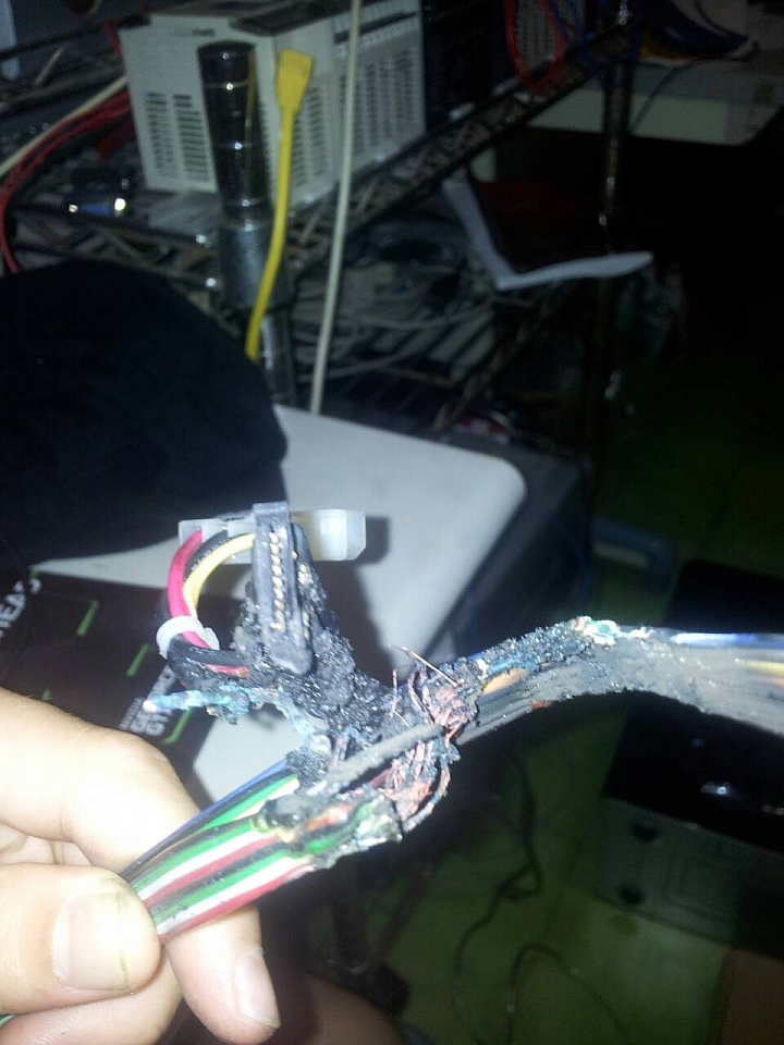 燃燒吧~電腦~~ SATA轉接電源留下的禍根