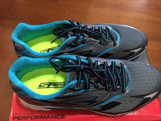開箱----第一雙SKECHERS GO RUN4
