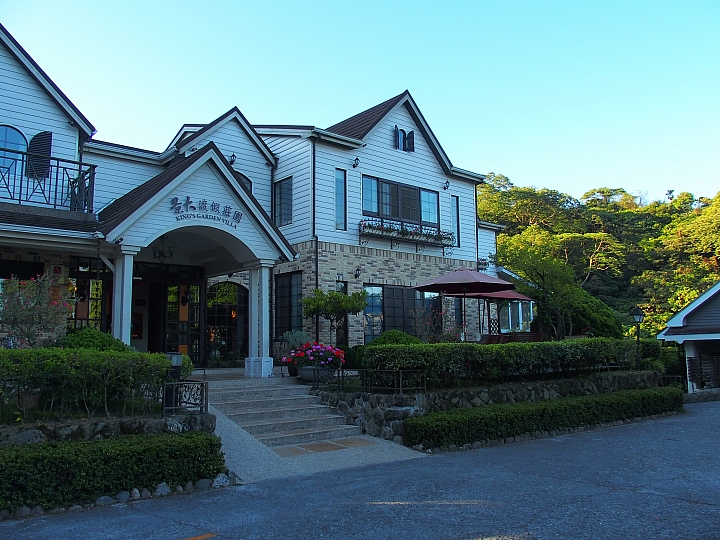 春天去，夏天也去，享受山城般的悠閒在關仔嶺景大渡假莊園。