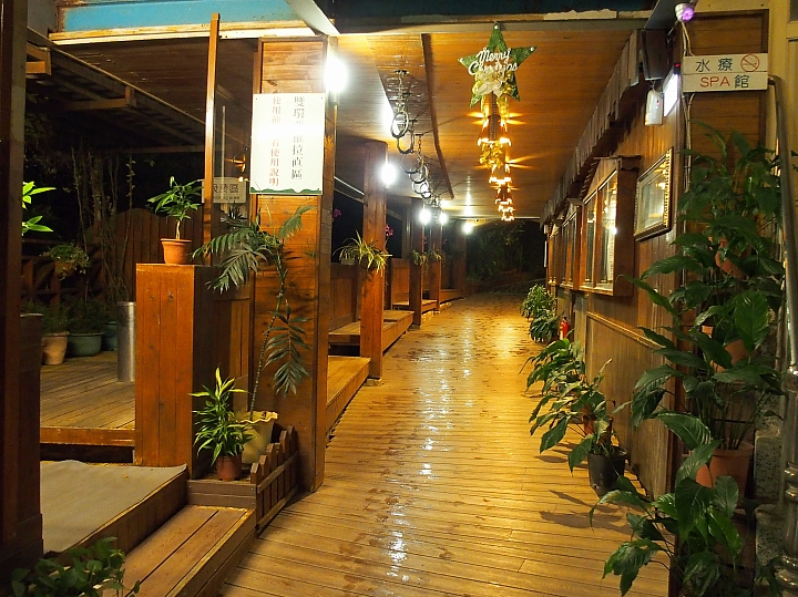 春天去，夏天也去，享受山城般的悠閒在關仔嶺景大渡假莊園。
