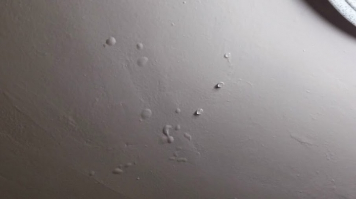 房間的水泥天花板滴水了??