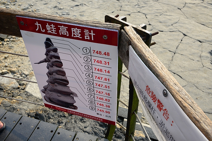 直昇機汲取9蛙附近日月潭湖水，以撲滅南化森林火災。