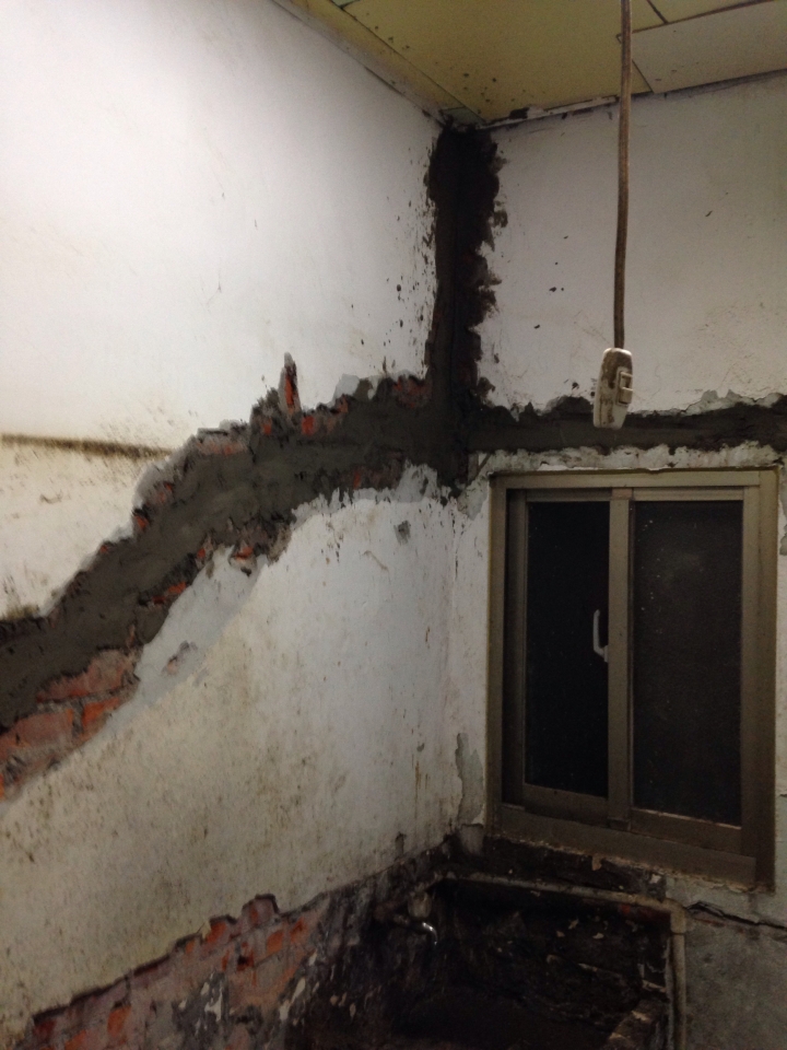 【DIY】翻修一間屋齡比自己還老的房屋《05/03更新》(現在打算全部整理好再分享！謝謝！)