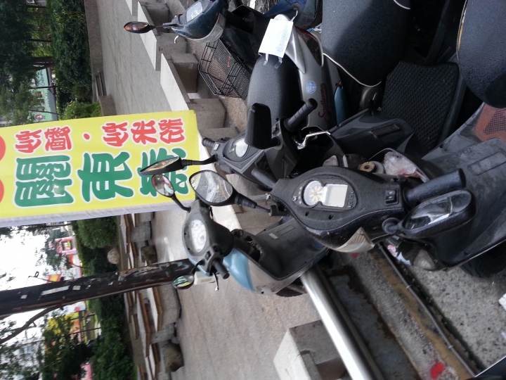 健身男抬車