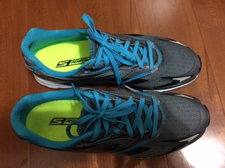 開箱----第一雙SKECHERS GO RUN4