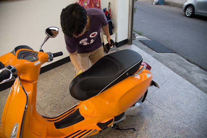 Vespa Sprint 125 女友的小夢想，外加懶人洗車的好幫手，6H石英結晶鍍膜一次搞定