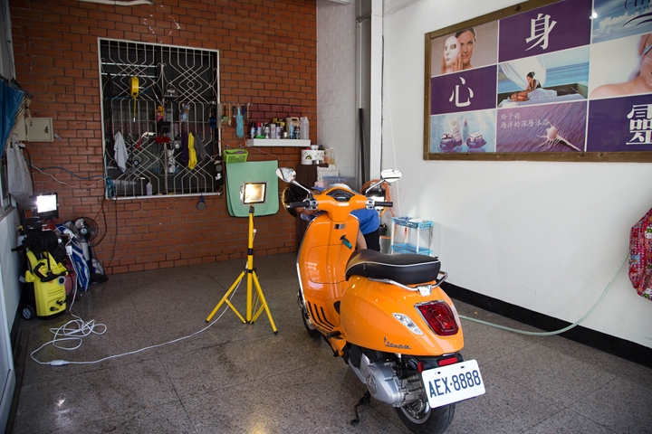 Vespa Sprint 125 女友的小夢想，外加懶人洗車的好幫手，6H石英結晶鍍膜一次搞定