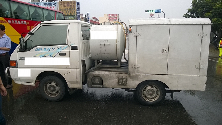 今天下班發生車禍了(Mitsubish Delica vs. Toyota Wish)