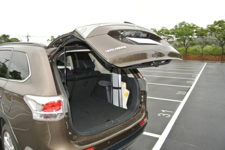 第一次買休旅車，換我來開箱OUTLANDER 7人座尊榮型