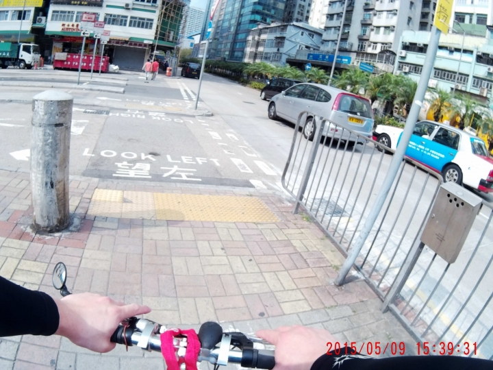 香港九龍市區騎車