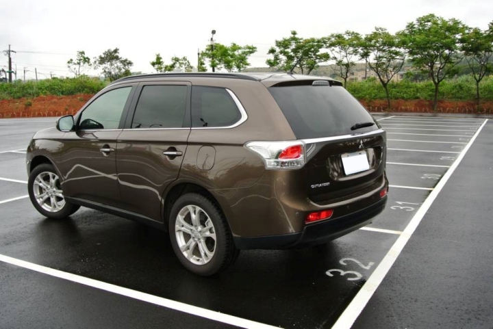 第一次買休旅車，換我來開箱OUTLANDER 7人座尊榮型