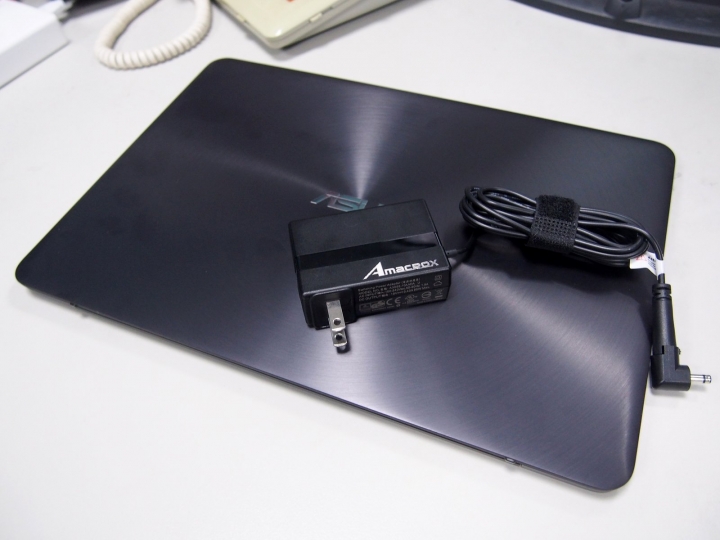 ultrabook 專用輕巧筆電變壓器 Amacrox U one