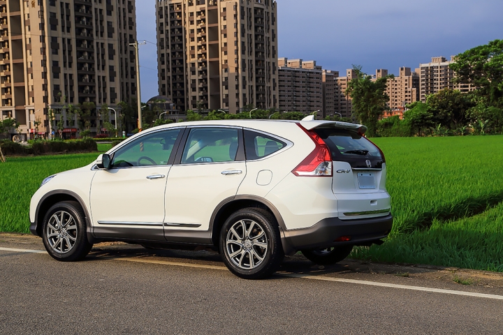 【簡單開箱】2015 HONDA CR-V 2.4VTi-S 開箱_新增1000km保養及油耗分享