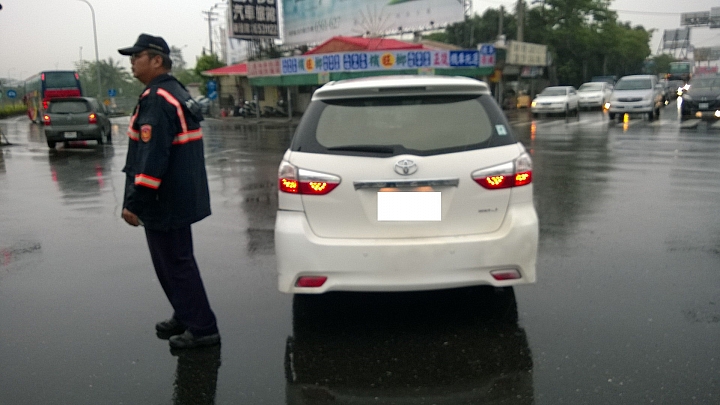 今天下班發生車禍了(Mitsubish Delica vs. Toyota Wish)