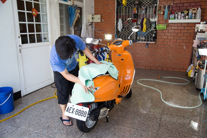 Vespa Sprint 125 女友的小夢想，外加懶人洗車的好幫手，6H石英結晶鍍膜一次搞定