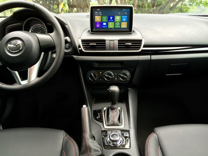 2015 Mazda3 豪華版 4D 銀色開箱