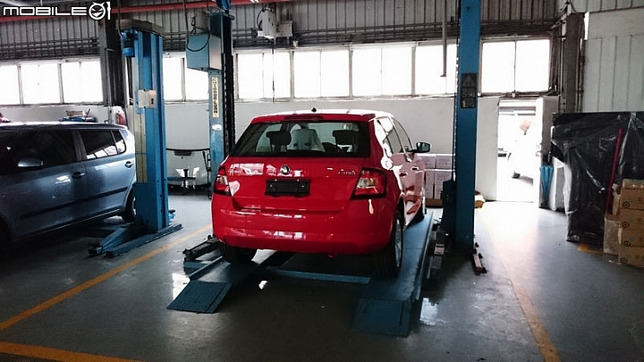 終於等到我看車。Fabia 鬥牛紅