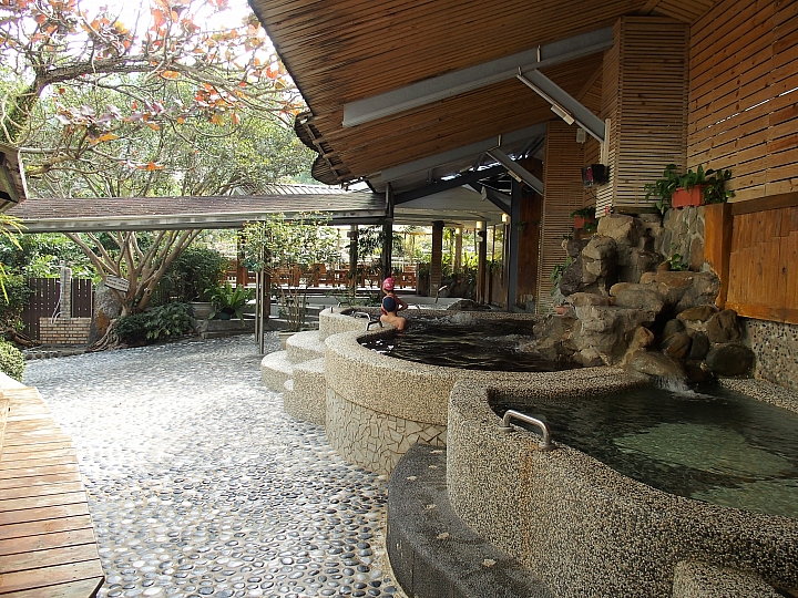 春天去，夏天也去，享受山城般的悠閒在關仔嶺景大渡假莊園。