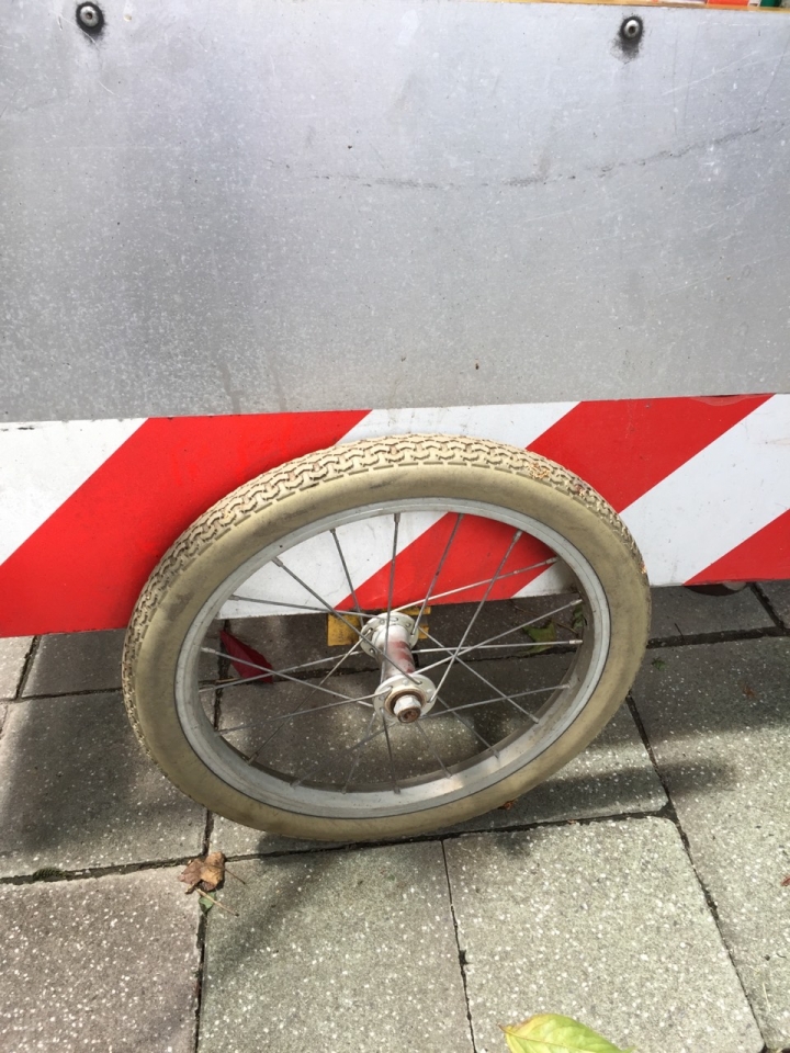 富錦街連清潔車都很美～（16吋全白外胎到底哪裡找啊！）