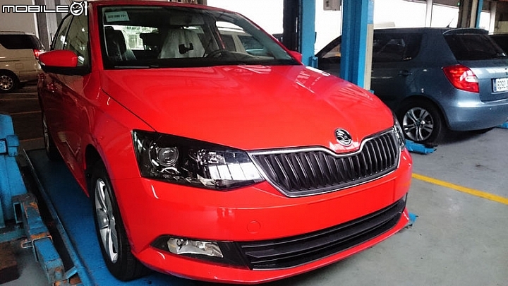 終於等到我看車。Fabia 鬥牛紅