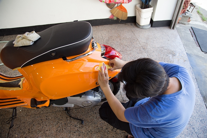 Vespa Sprint 125 女友的小夢想，外加懶人洗車的好幫手，6H石英結晶鍍膜一次搞定