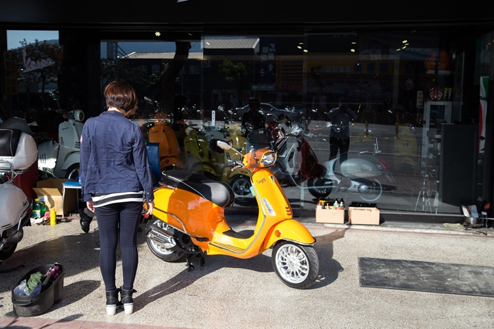 Vespa Sprint 125 女友的小夢想，外加懶人洗車的好幫手，6H石英結晶鍍膜一次搞定