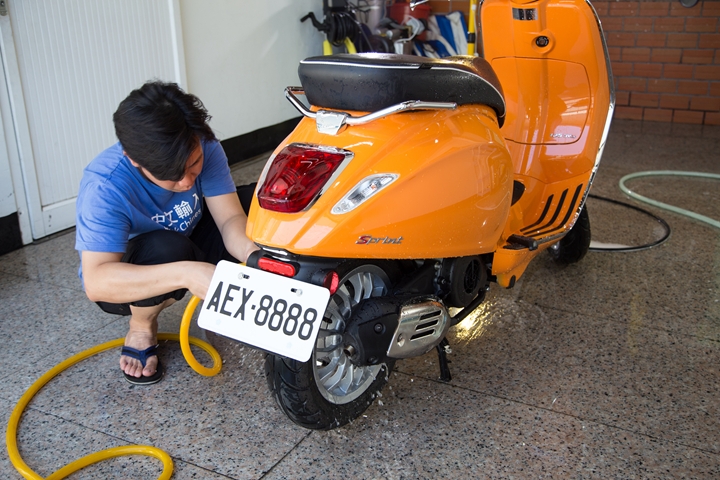 Vespa Sprint 125 女友的小夢想，外加懶人洗車的好幫手，6H石英結晶鍍膜一次搞定