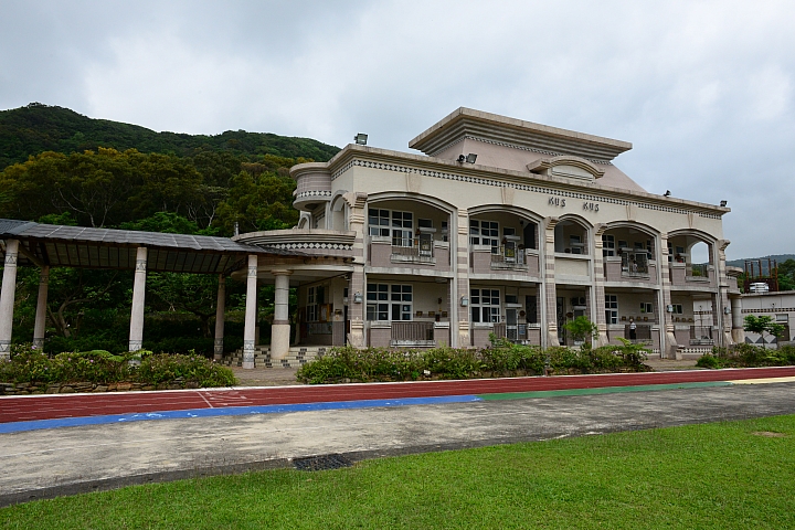 高士國小野牡丹花盛開，歡迎您住宿，一早醒來展開美麗的一天。