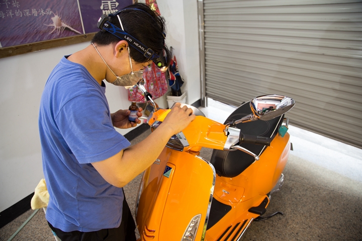 Vespa Sprint 125 女友的小夢想，外加懶人洗車的好幫手，6H石英結晶鍍膜一次搞定
