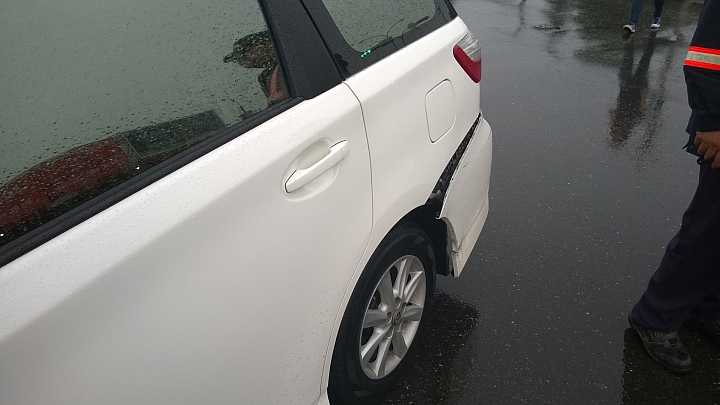 今天下班發生車禍了(Mitsubish Delica vs. Toyota Wish)
