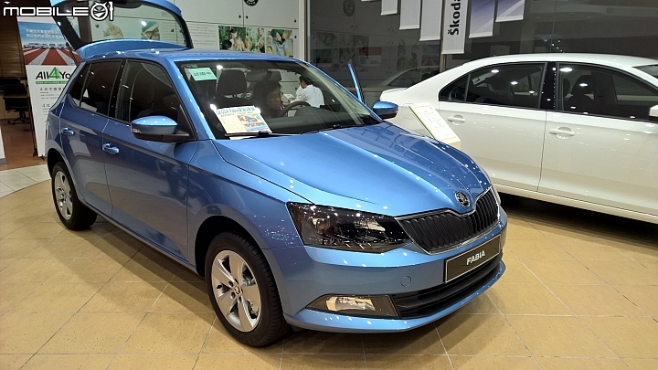更新5/15 (新竹-單寧藍)SKODA 各銷售點的 FABIA 顏色   麻煩有去賞車的大大提供一下:D