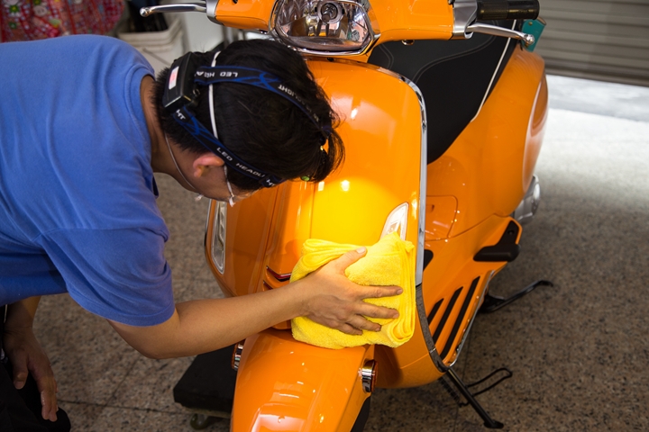 Vespa Sprint 125 女友的小夢想，外加懶人洗車的好幫手，6H石英結晶鍍膜一次搞定