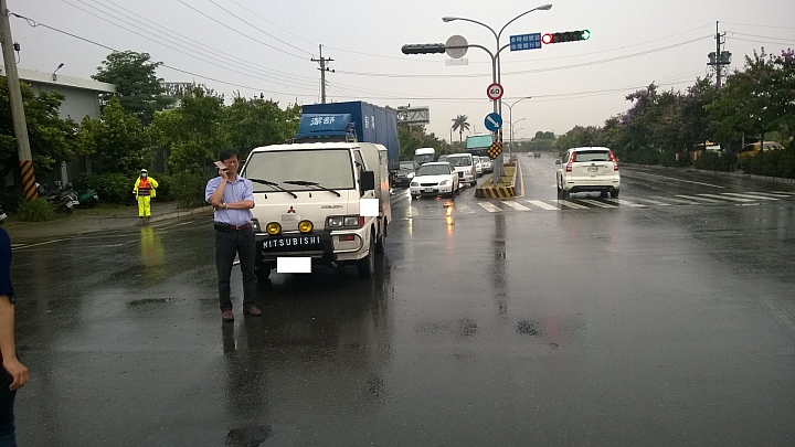 今天下班發生車禍了(Mitsubish Delica vs. Toyota Wish)