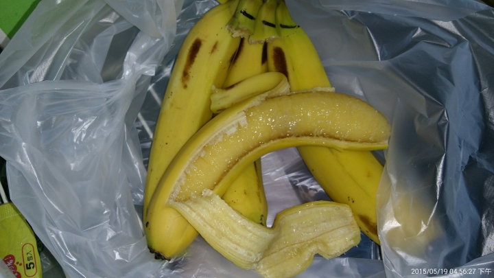 這香蕉餵了太多的催熟劑 ???