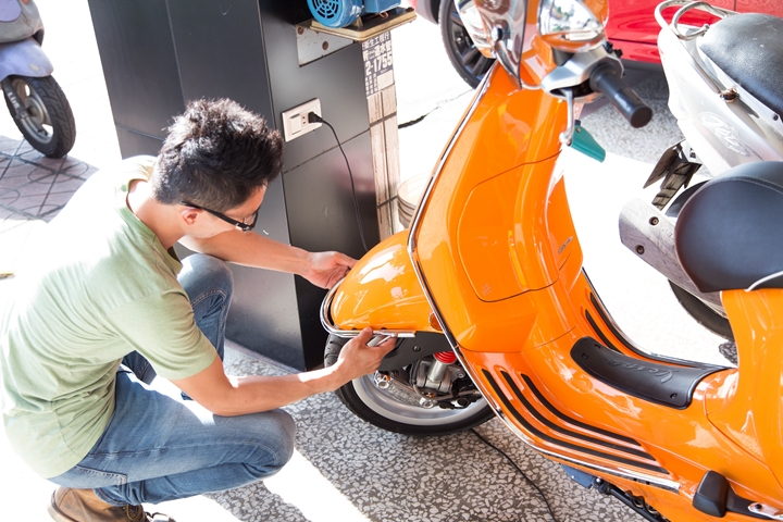 Vespa Sprint 125 女友的小夢想，外加懶人洗車的好幫手，6H石英結晶鍍膜一次搞定