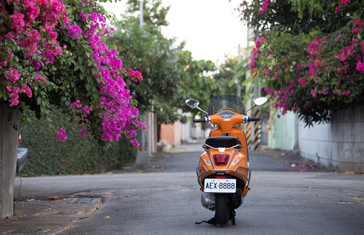 Vespa Sprint 125 女友的小夢想，外加懶人洗車的好幫手，6H石英結晶鍍膜一次搞定