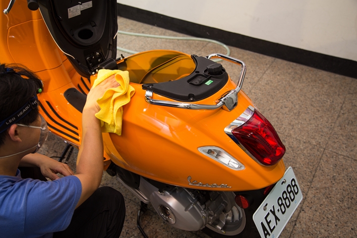 Vespa Sprint 125 女友的小夢想，外加懶人洗車的好幫手，6H石英結晶鍍膜一次搞定