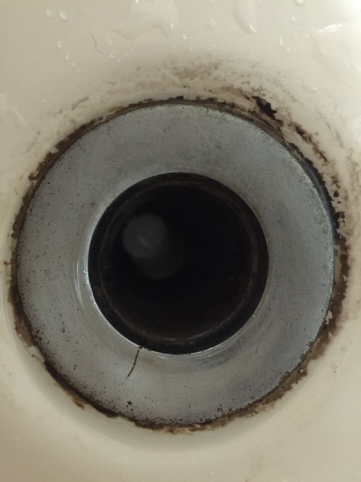 請問我的洗手台被牙膏蓋卡住了  我要用什麼工具把東西夾出來呢