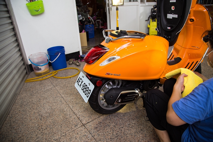 Vespa Sprint 125 女友的小夢想，外加懶人洗車的好幫手，6H石英結晶鍍膜一次搞定