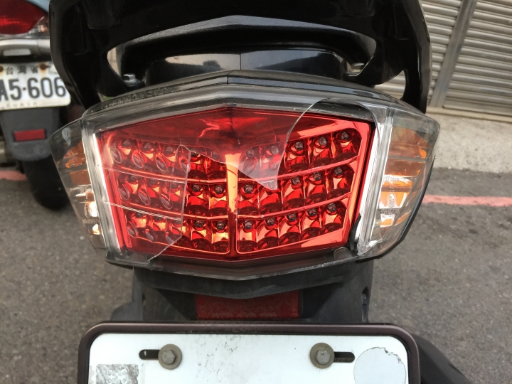 4/29 凌晨 2.40時段 車子無故被砸 求目擊者 另外求報價...