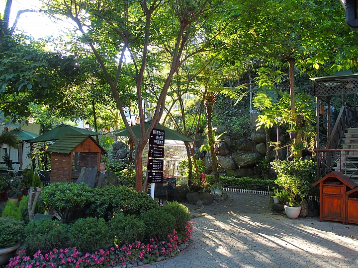 春天去，夏天也去，享受山城般的悠閒在關仔嶺景大渡假莊園。