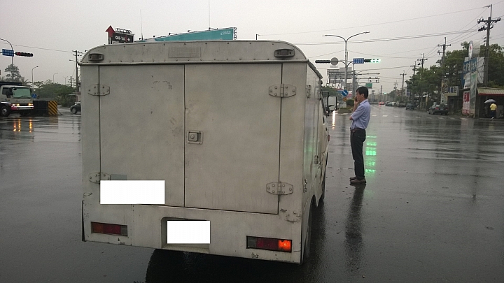 今天下班發生車禍了(Mitsubish Delica vs. Toyota Wish)