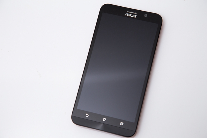 ASUS Zenfone2 4GB版本，CP值高的沒天理，人手一支不寂寞