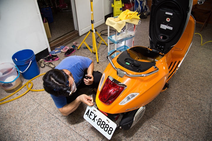 Vespa Sprint 125 女友的小夢想，外加懶人洗車的好幫手，6H石英結晶鍍膜一次搞定