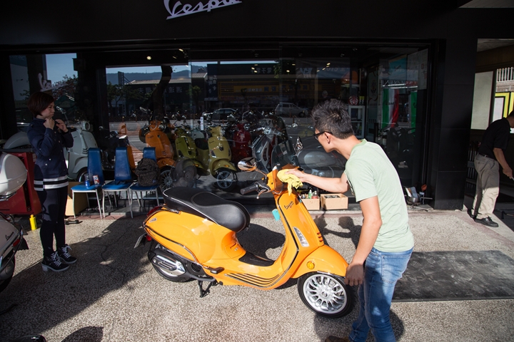 Vespa Sprint 125 女友的小夢想，外加懶人洗車的好幫手，6H石英結晶鍍膜一次搞定