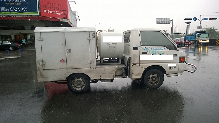 今天下班發生車禍了(Mitsubish Delica vs. Toyota Wish)