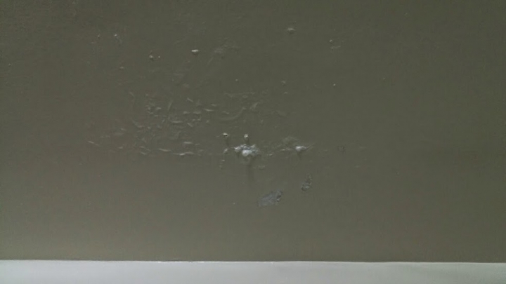 房間的水泥天花板滴水了??