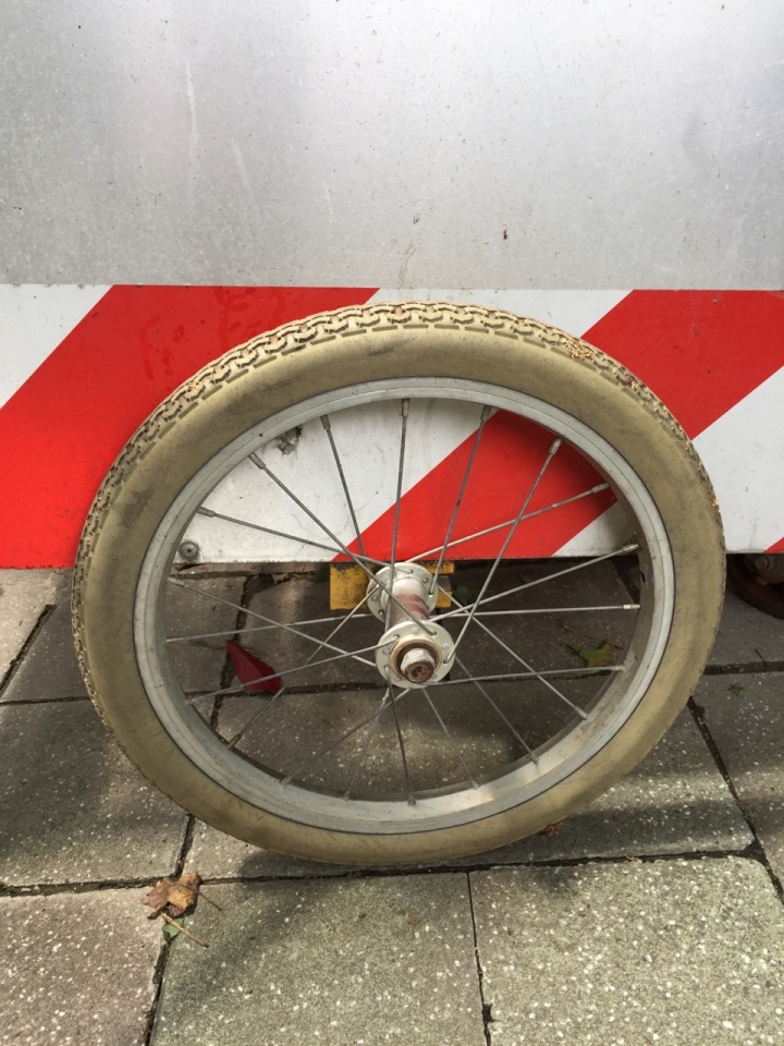 富錦街連清潔車都很美～（16吋全白外胎到底哪裡找啊！）