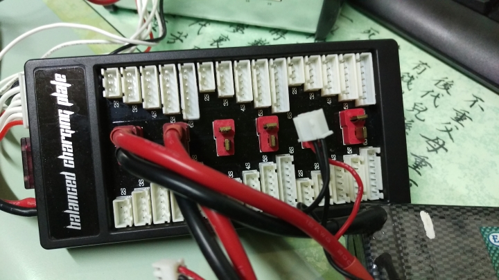 請教遙控汽車的如何充電  謝謝!