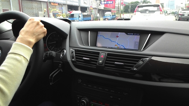 請問大大2013BMWX1換同年份W204C250美規外匯車的問題